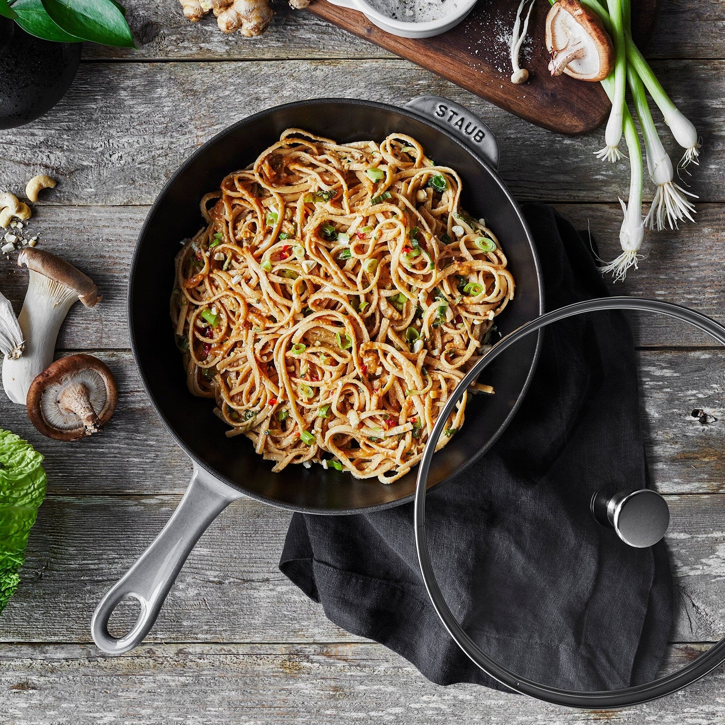 Casserole quotidienne en fonte STAUB de 2,9 quarts avec couvercle en verre