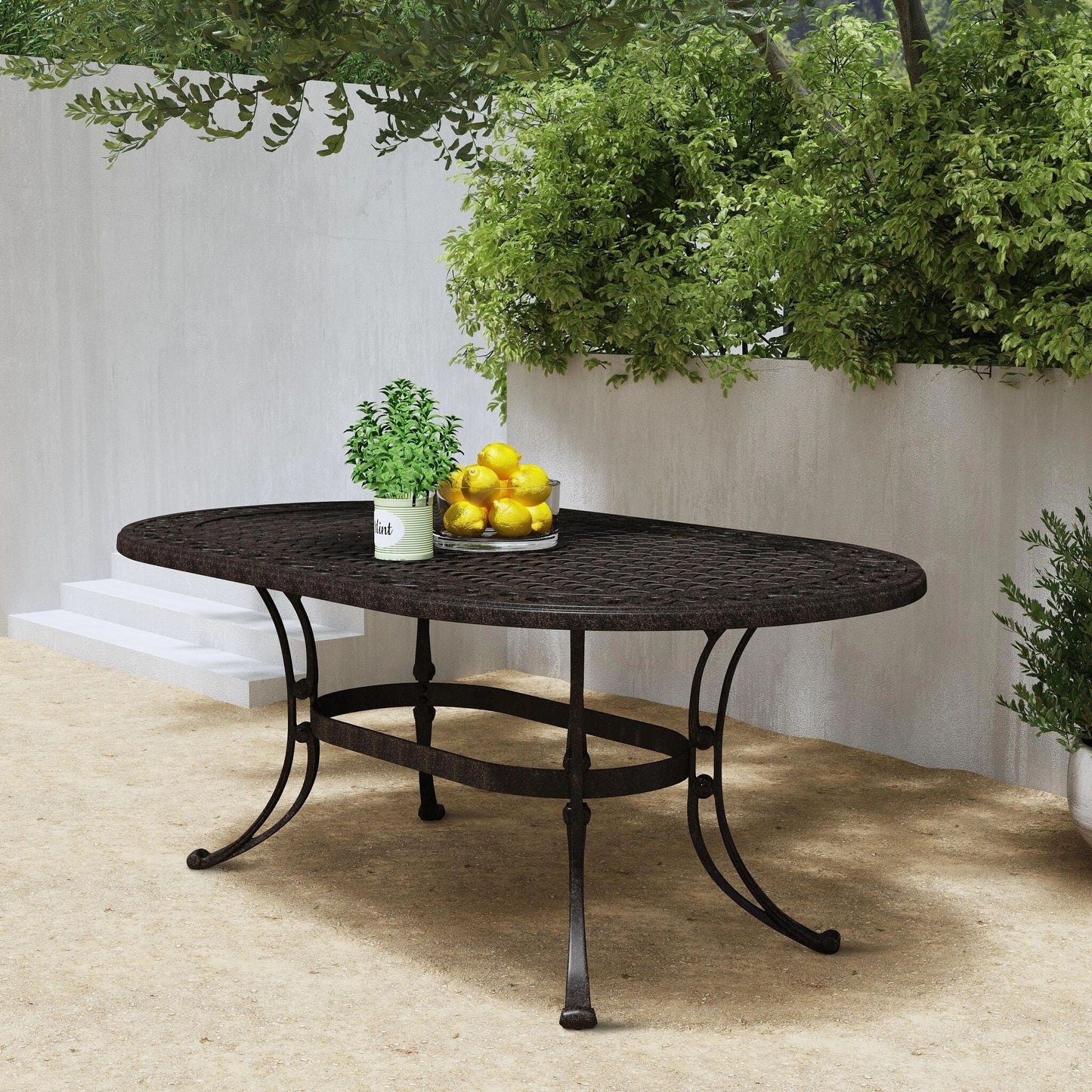 Ensemble de repas d'extérieur Sanibel en aluminium bronze, 7 pièces, comprenant une table ovale de 72 pouces et six chaises à accoudoirs de la marque Homestyles.