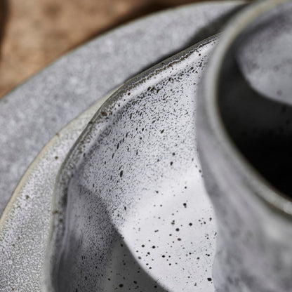 Service de table en grès ATIK de la marque Stone by Mercer Project