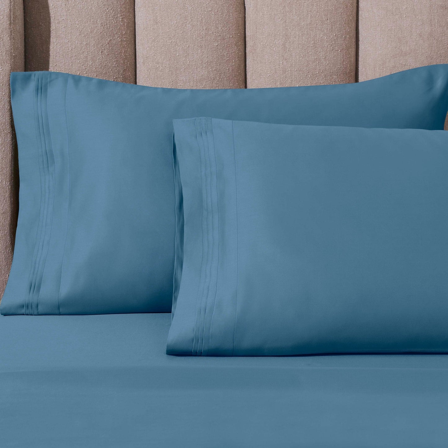 Jeu de draps uni en coton égyptien supérieur, 1000 fils, avec profonde poche.