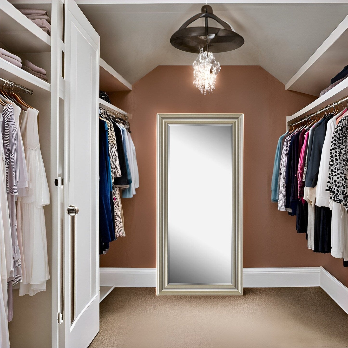 Grand miroir, miroir pleine taille, miroir rectangulaire mural suspendu, avec cadre en faux bois lisse.