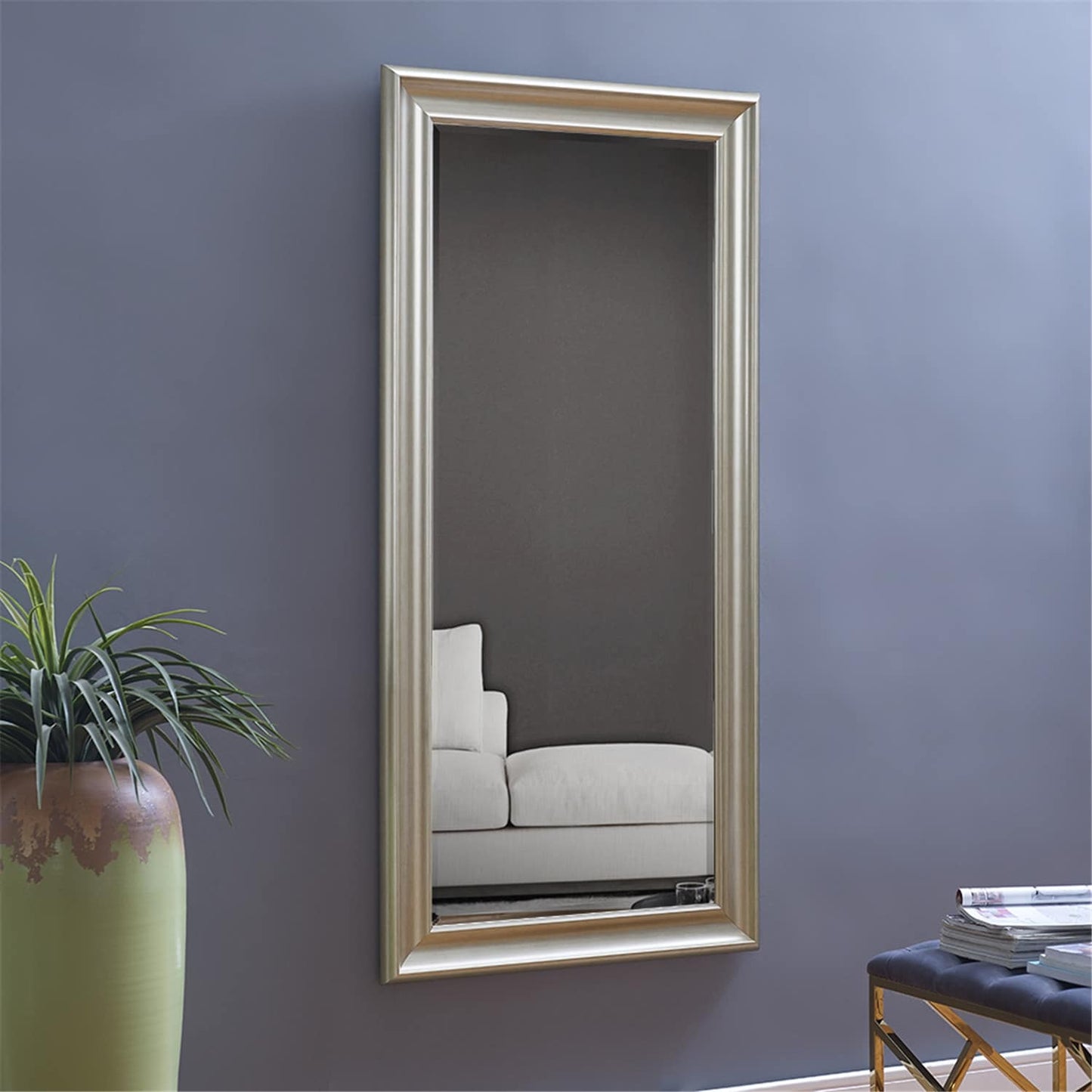 Grand miroir, miroir pleine taille, miroir rectangulaire mural suspendu, avec cadre en faux bois lisse.