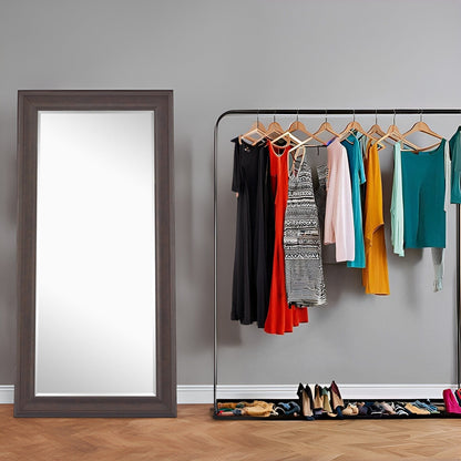 Grand miroir, miroir pleine taille, miroir rectangulaire mural suspendu, avec cadre en faux bois lisse.