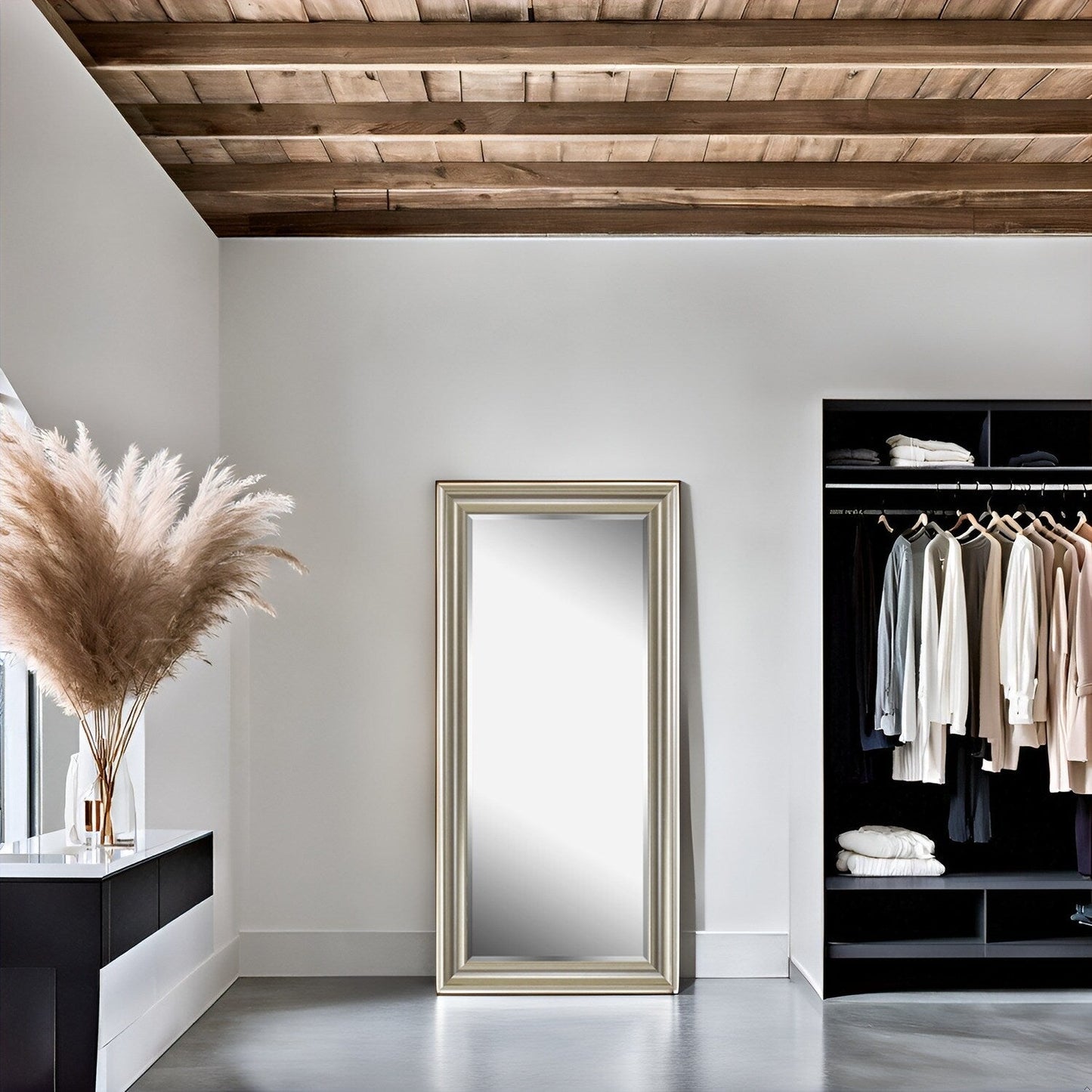 Grand miroir, miroir pleine taille, miroir rectangulaire mural suspendu, avec cadre en faux bois lisse.