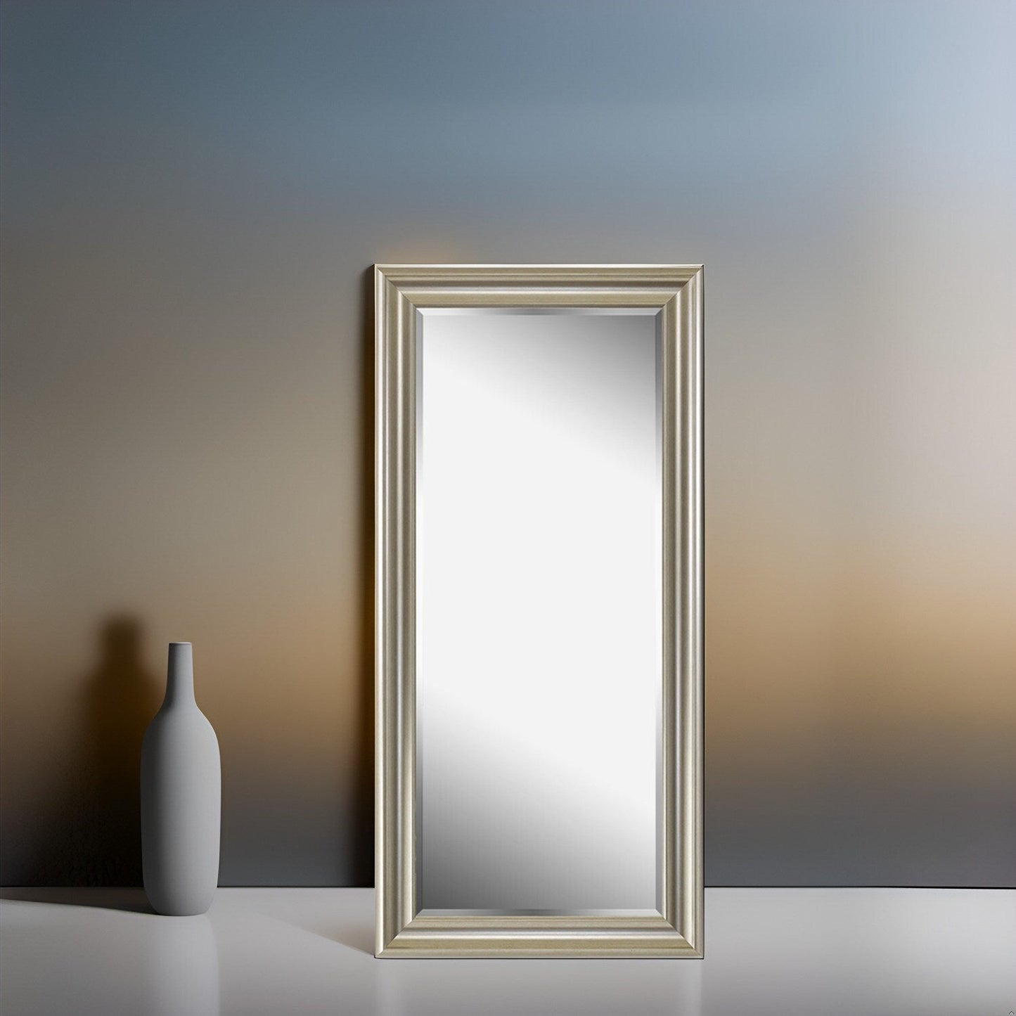 Grand miroir, miroir pleine taille, miroir rectangulaire mural suspendu, avec cadre en faux bois lisse.