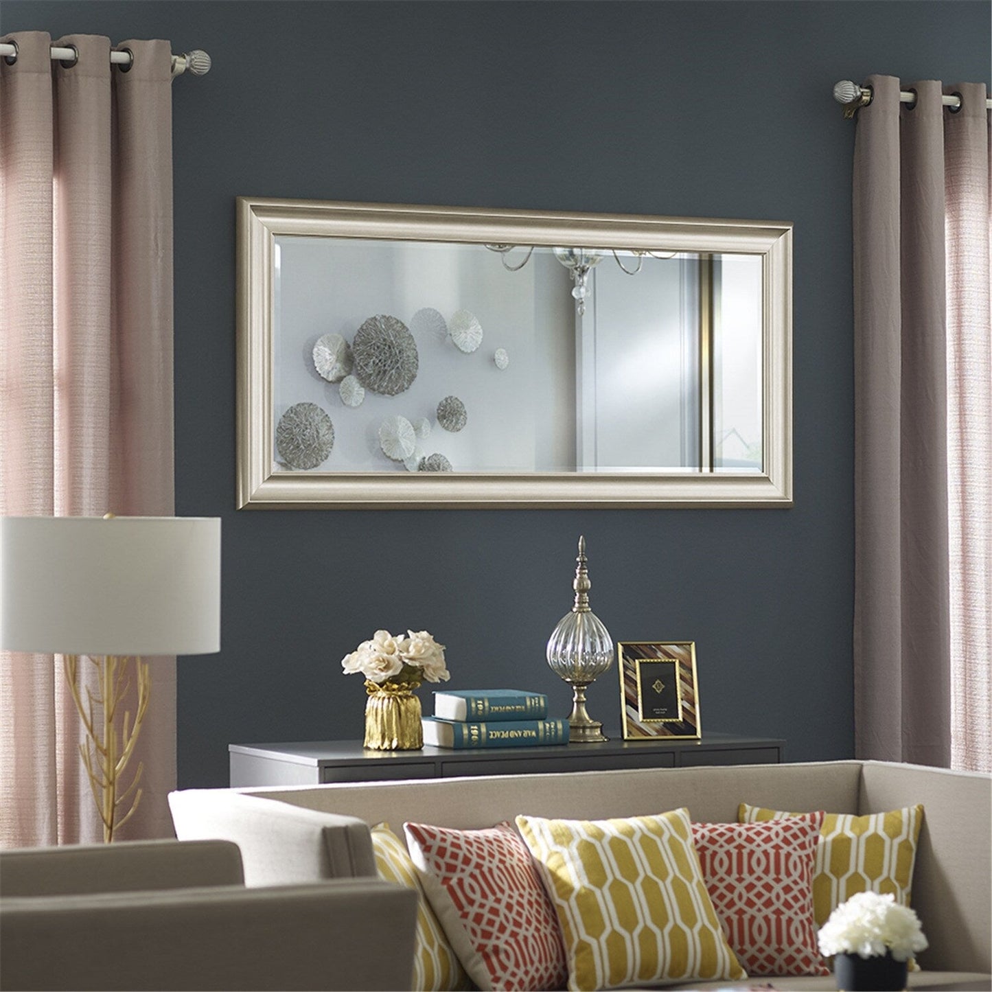 Grand miroir, miroir pleine taille, miroir rectangulaire mural suspendu, avec cadre en faux bois lisse.