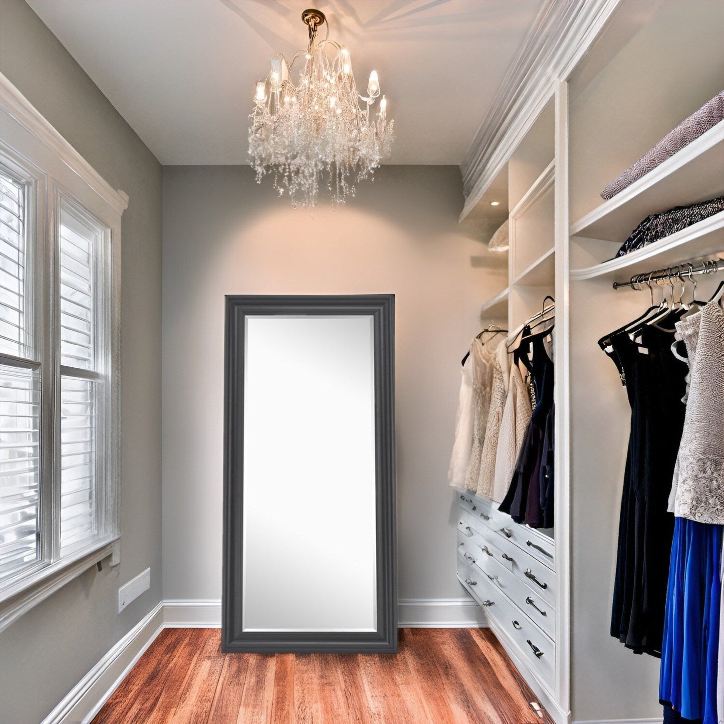 Grand miroir, miroir pleine taille, miroir rectangulaire mural suspendu, avec cadre en faux bois lisse.