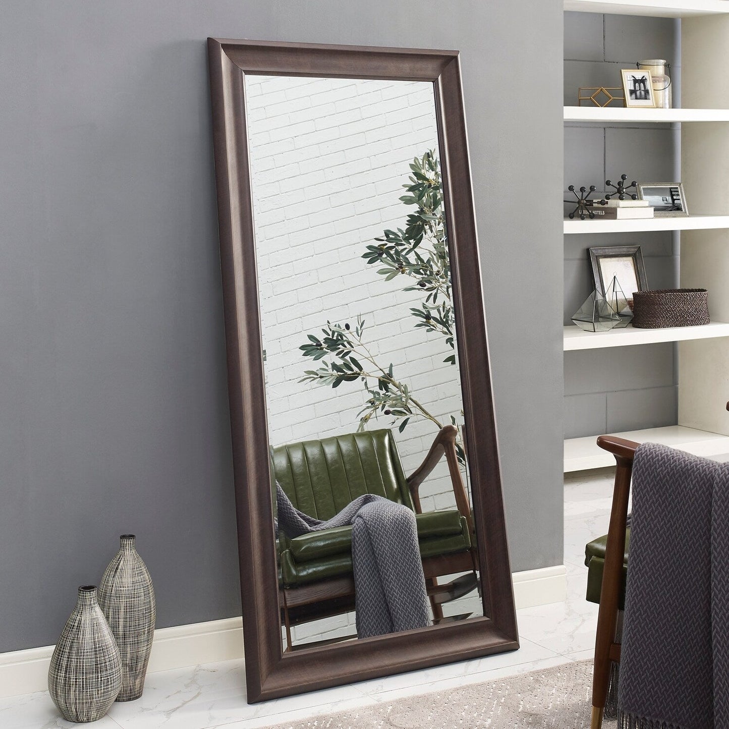 Grand miroir, miroir pleine taille, miroir rectangulaire mural suspendu, avec cadre en faux bois lisse.