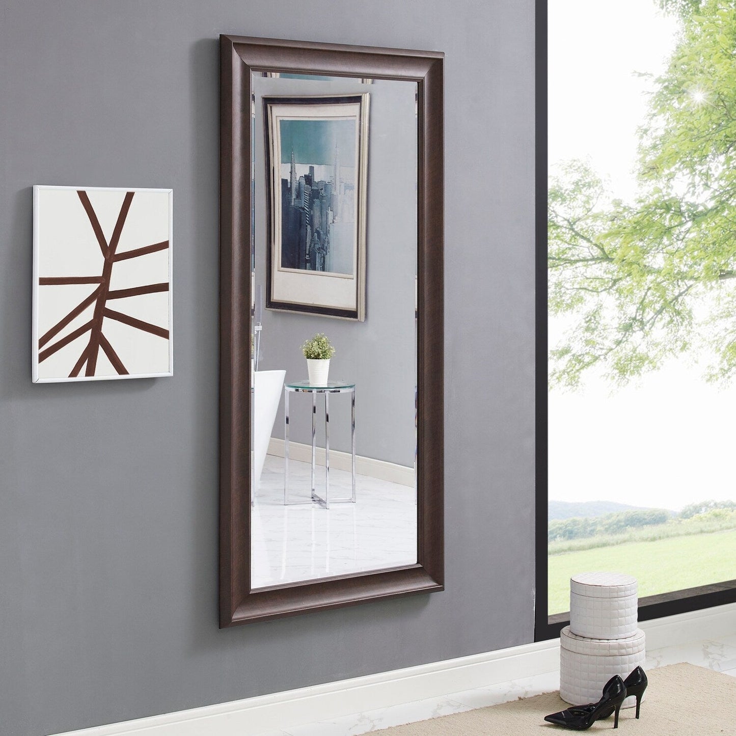 Grand miroir, miroir pleine taille, miroir rectangulaire mural suspendu, avec cadre en faux bois lisse.