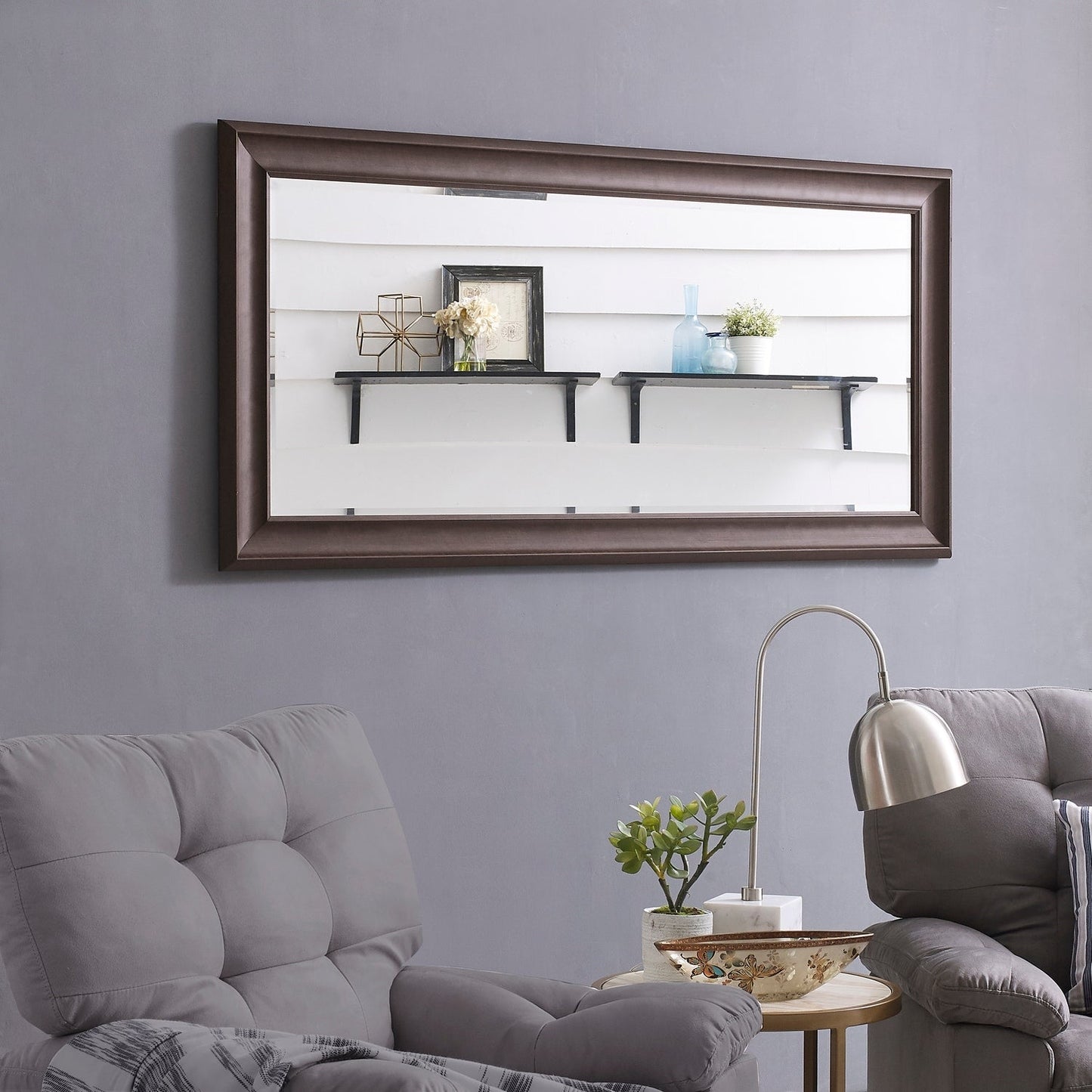 Grand miroir, miroir pleine taille, miroir rectangulaire mural suspendu, avec cadre en faux bois lisse.