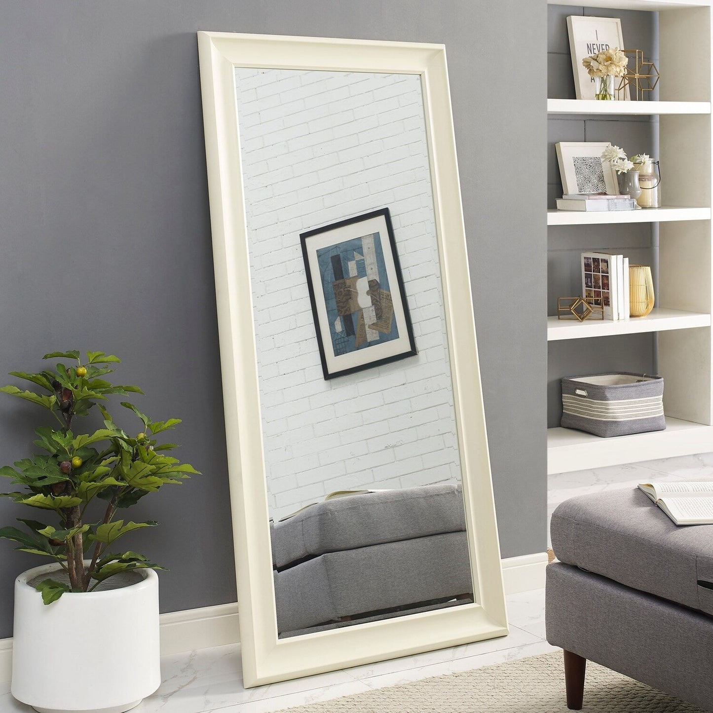 Grand miroir, miroir pleine taille, miroir rectangulaire mural suspendu, avec cadre en faux bois lisse.