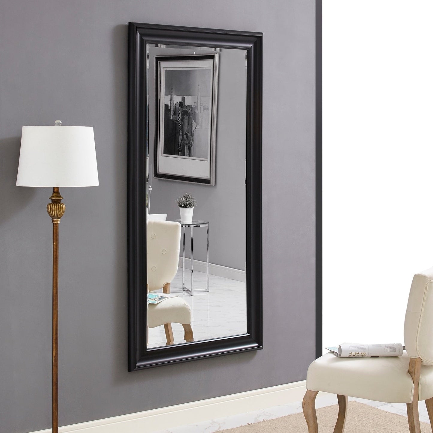 Grand miroir, miroir pleine taille, miroir rectangulaire mural suspendu, avec cadre en faux bois lisse.