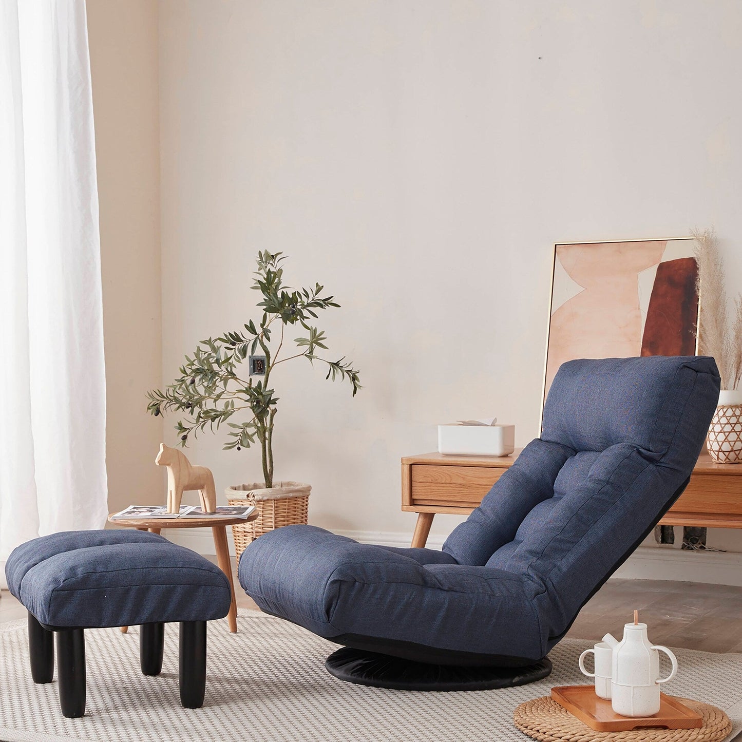Ensemble de fauteuil inclinable sans accoudoirs, recouvert de tissu, avec repose-pieds et repose-tête réglable.